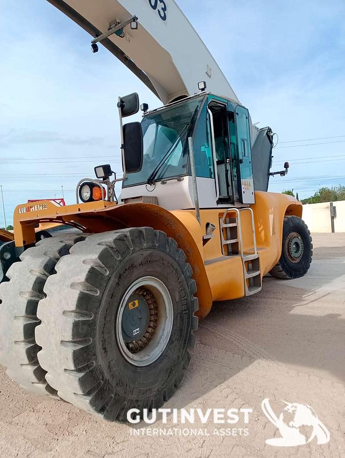 Used 1 - Self-propelled reach truck