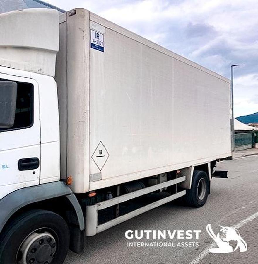 Usado Camión con caja y plataforma elevadora
