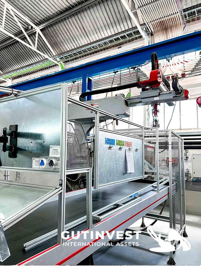 Used 5 - Plastic injection molding machine with robot - 320Tn