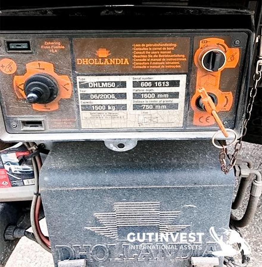 Usado Camión con caja y plataforma elevadora