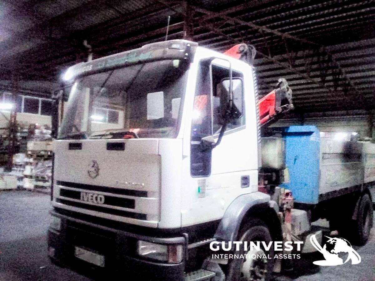 Used 1 - Open box truck with boom lift