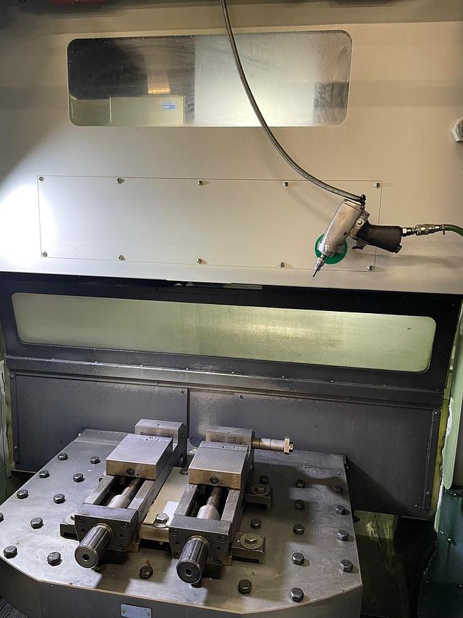 Usado 1 - Centro de mecanizado vertical cnc