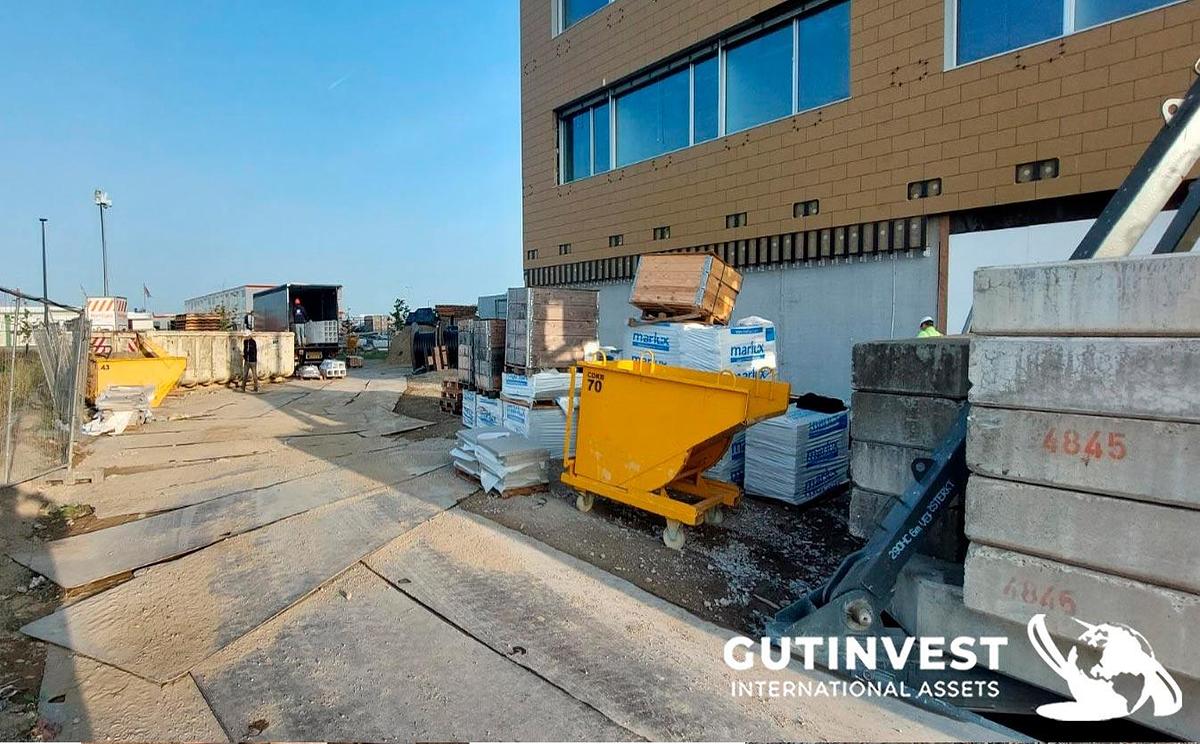 Used 2 - Tower crane with cabin