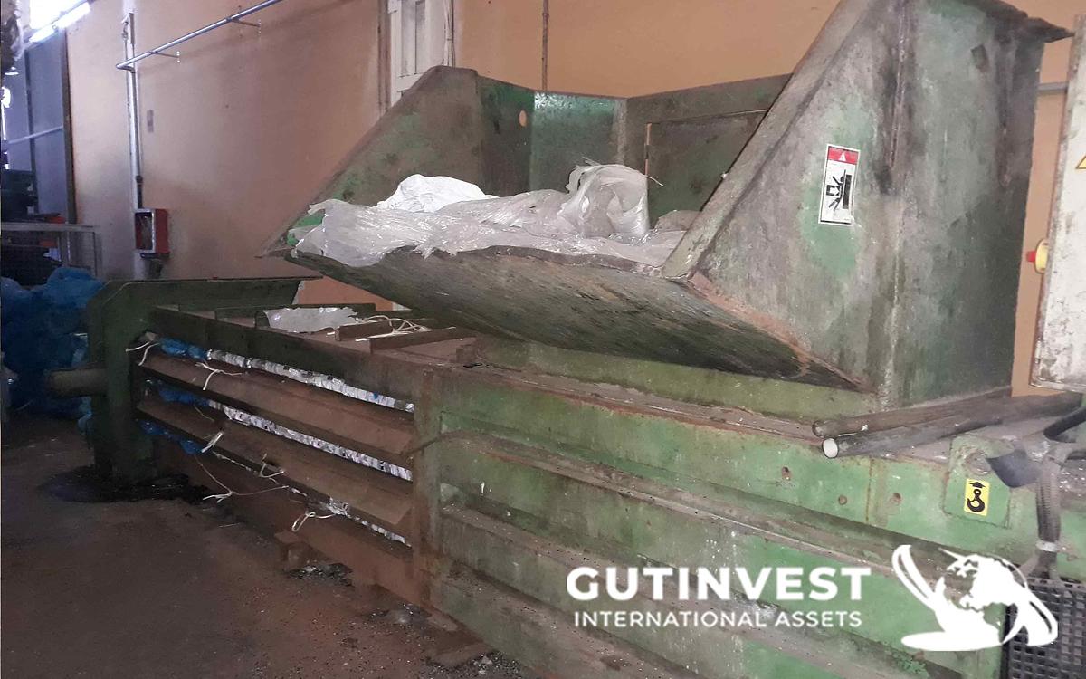 Used 6 - Hydraulic horizontal bale compactor press