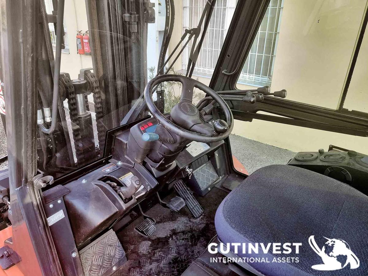 Used 3 - Gas-powered forklift