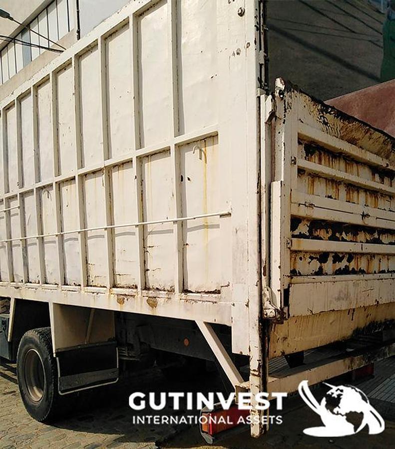 Usado Camión caja basculante con grúa