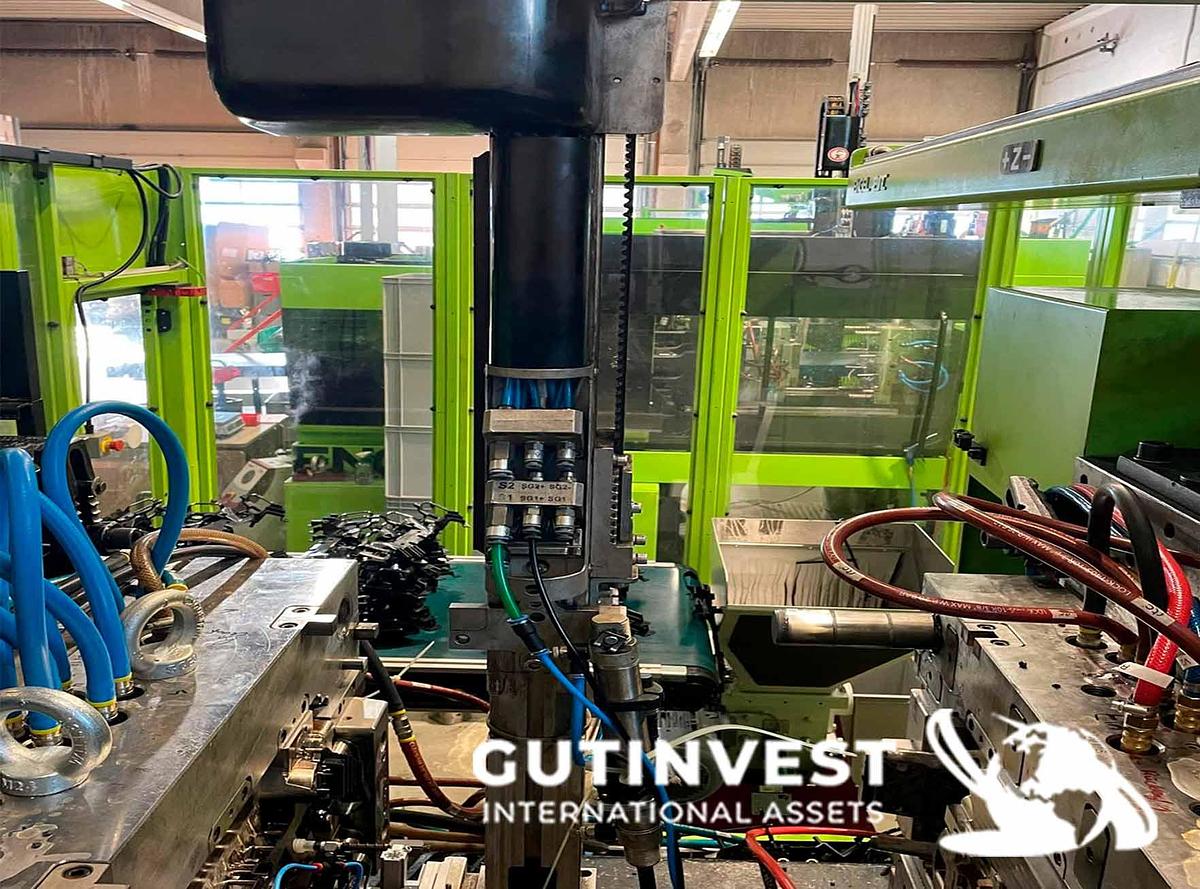 Used Plastic Injection Molding Machine with Robot - 300Tn