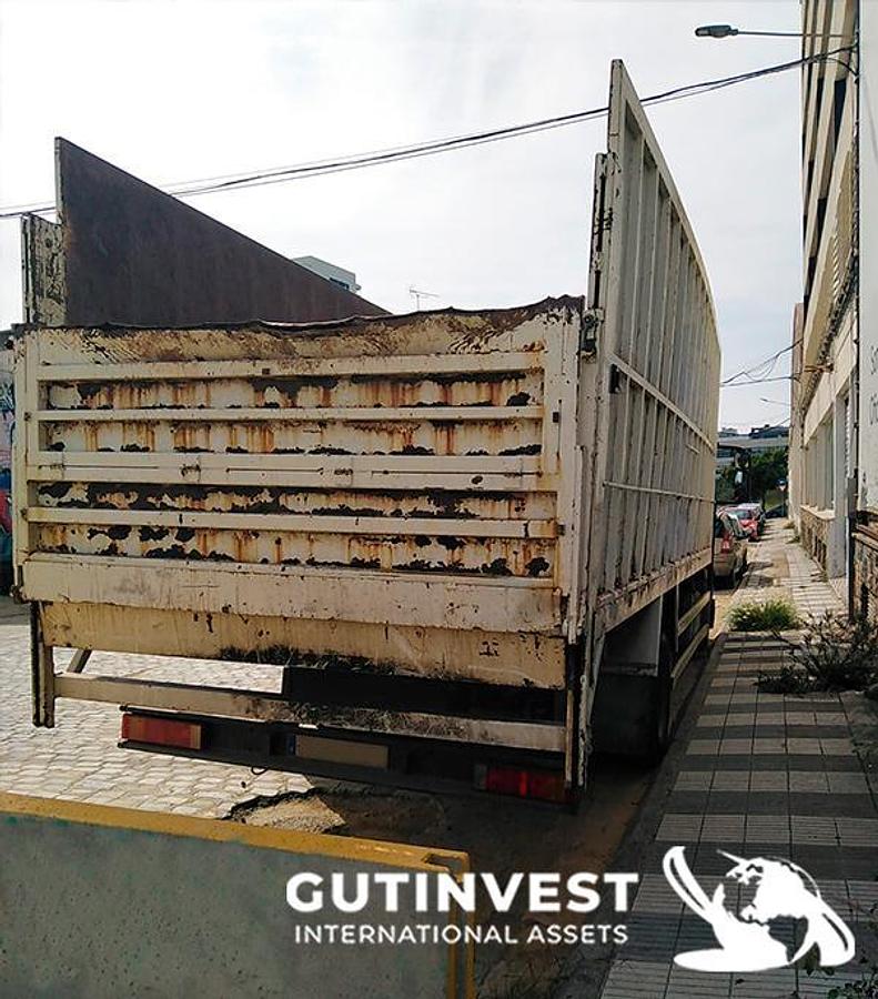 Usado Camión caja basculante con grúa