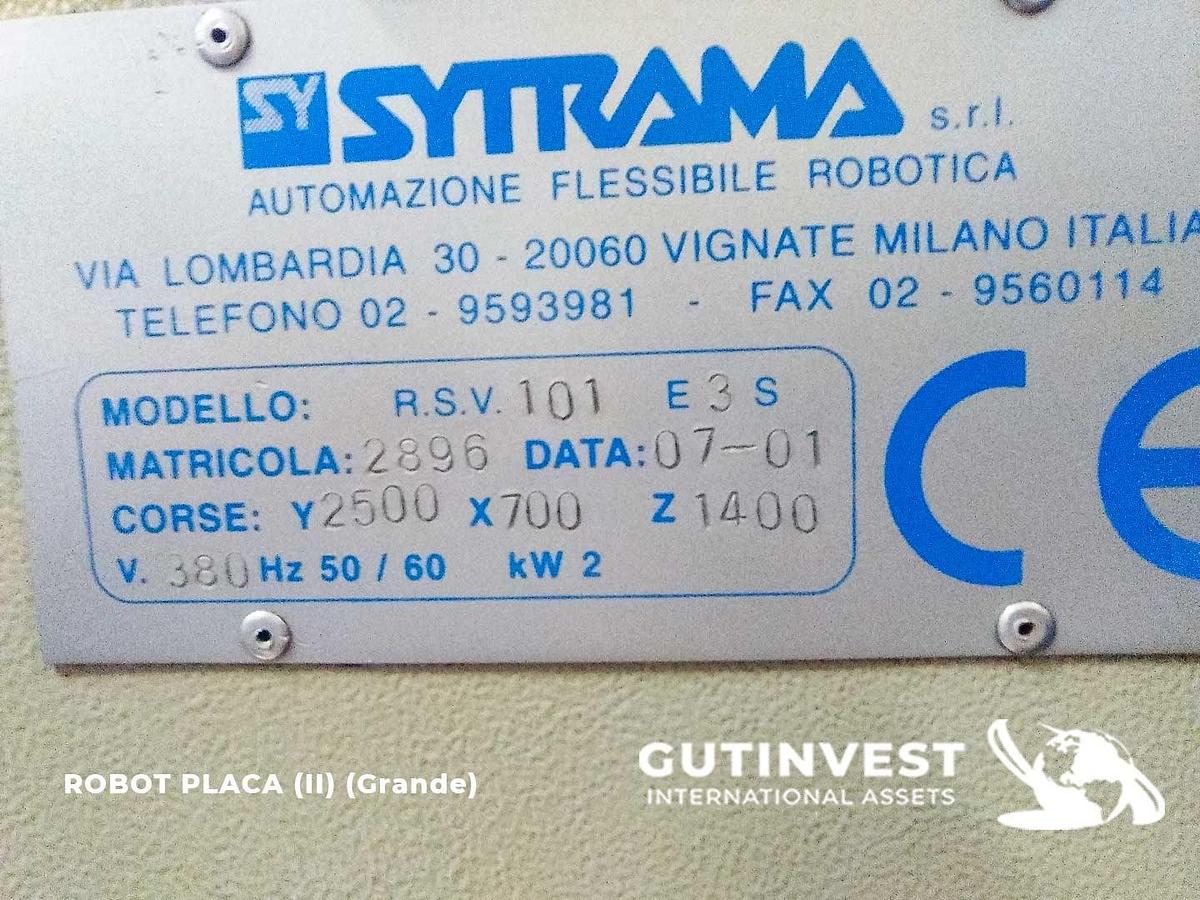 Usado Inyectora de plástico 650 Tns.