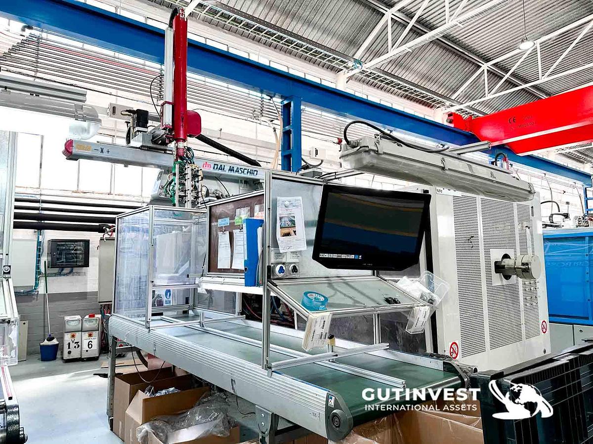 Used 6 - Plastic injection molding machine with robot - 270Tn