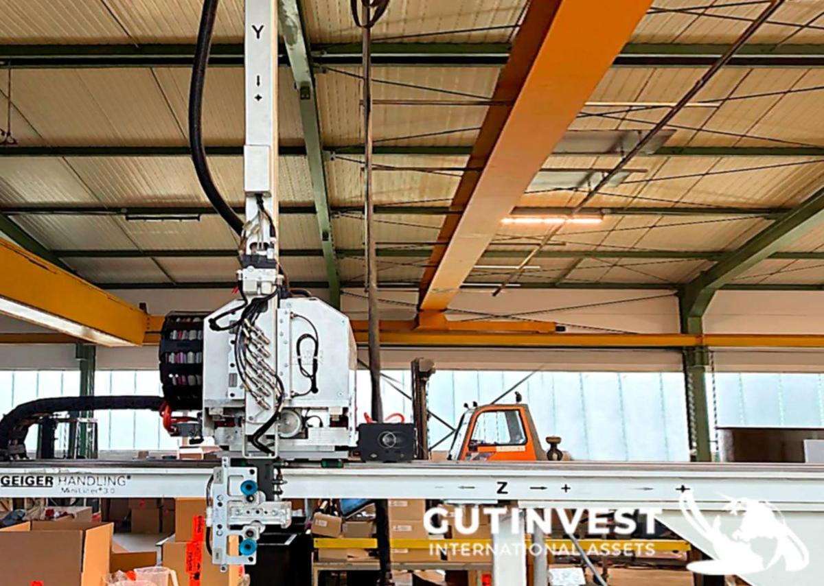 Usado Inyectora de plástico 50 Tn + Robot
