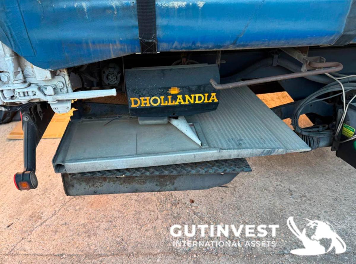 Usado Camión con lona y plataforma elevadora