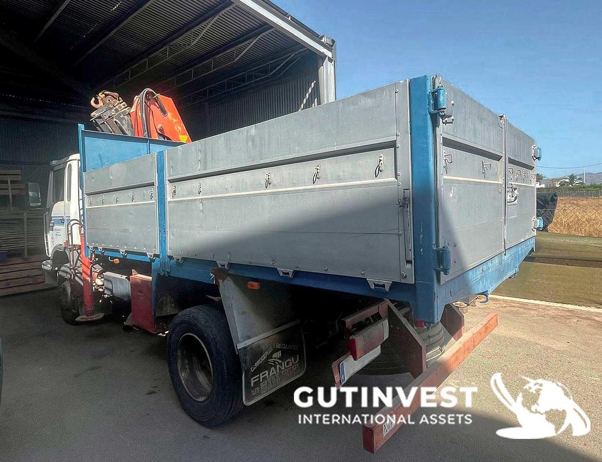 Usado Camión caja abierta con grúa