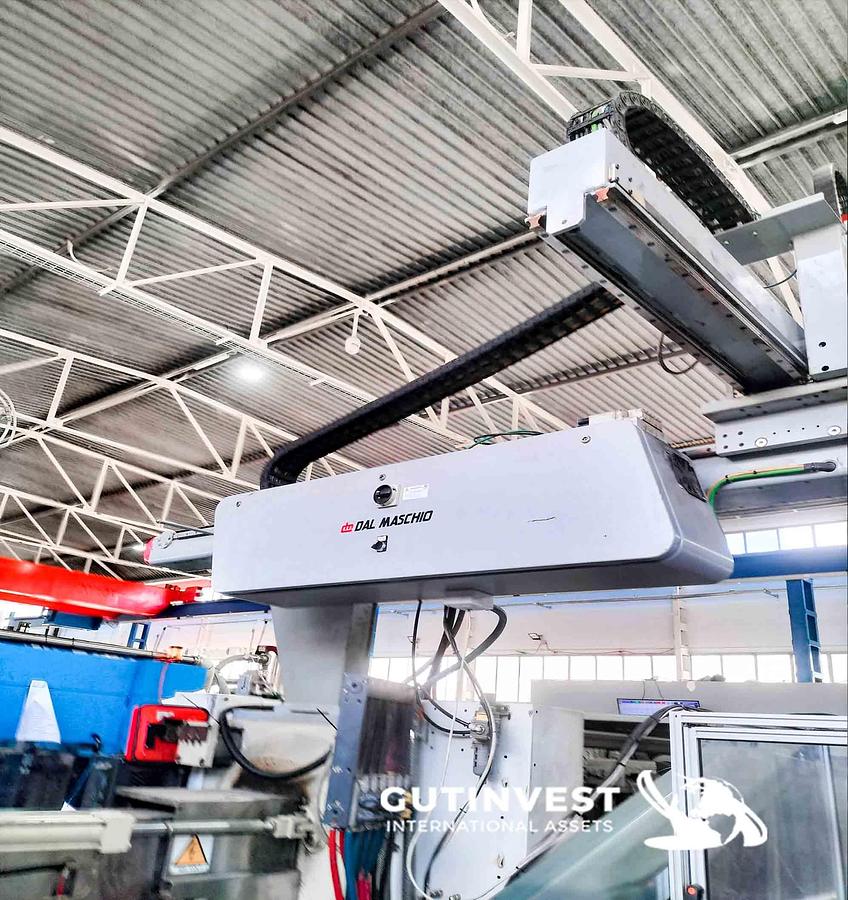 Used 6 - Plastic injection molding machine with robot - 270Tn