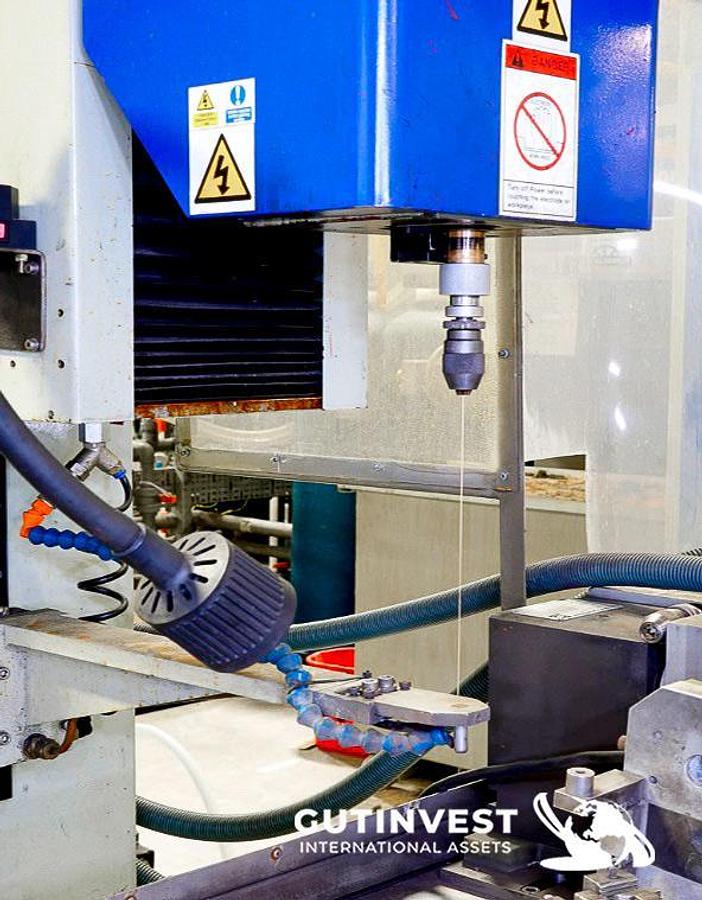 Usado 2 - Máquina de perforar de 5 ejes