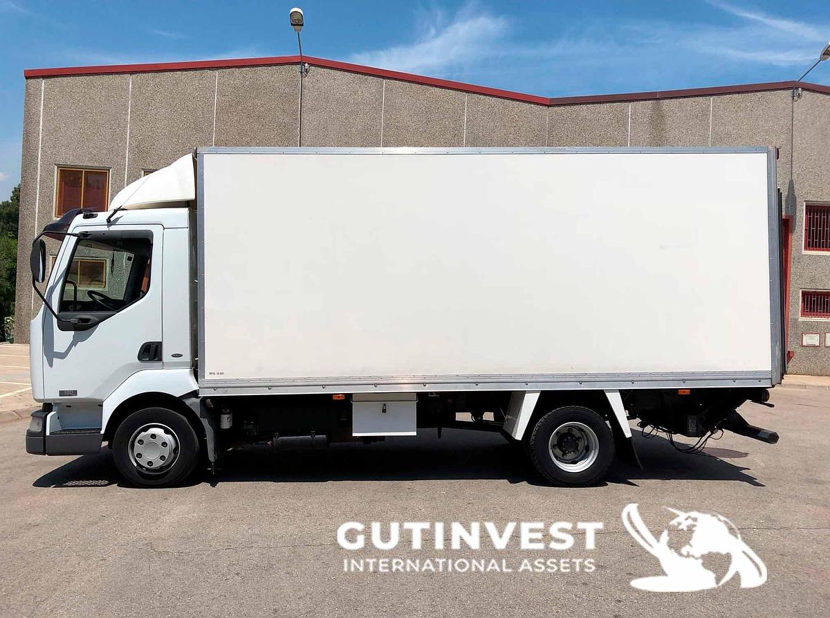 Usado 1 - Camión con caja cerrada y plataforma elevadora