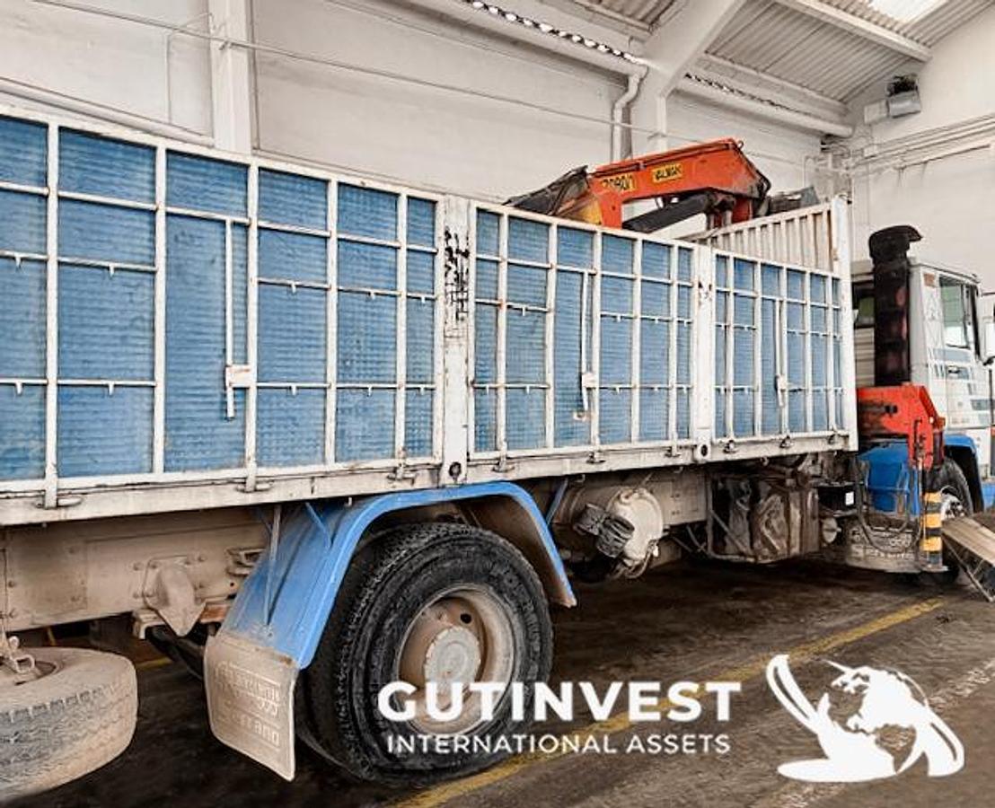 Usado 5 - Camión pluma con caja abierta