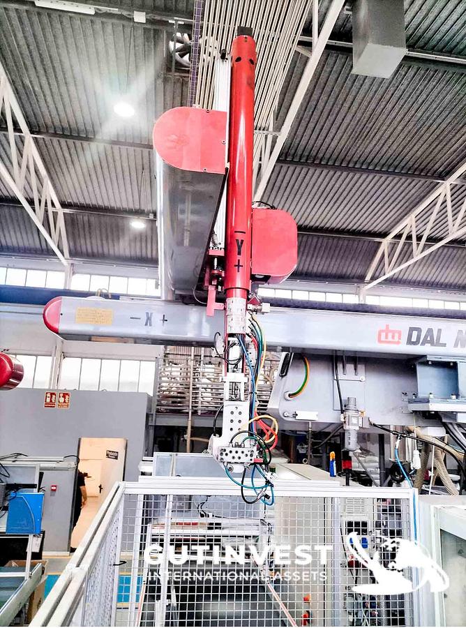 Used 5 - Plastic injection molding machine with robot - 320Tn