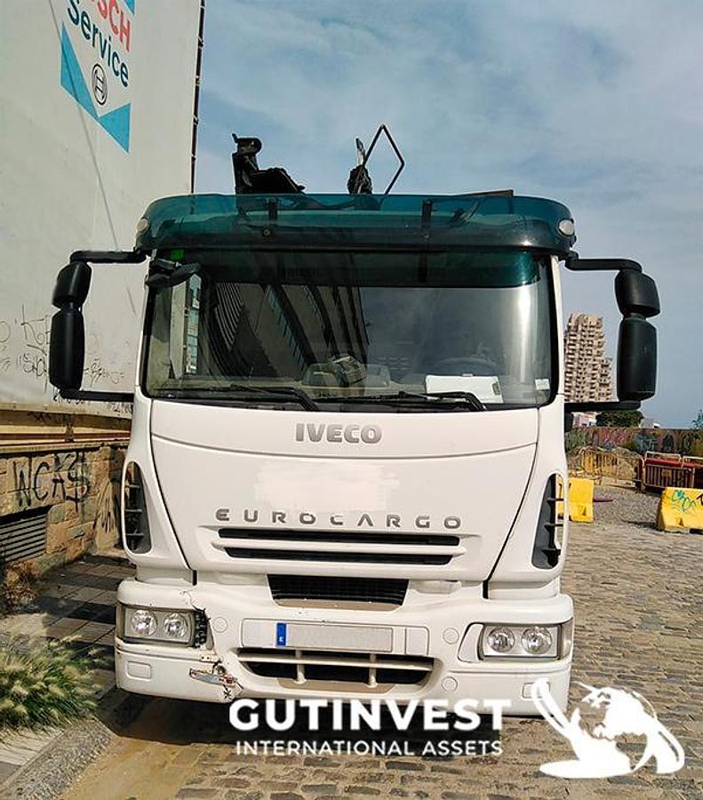 Usado Camión caja basculante con grúa