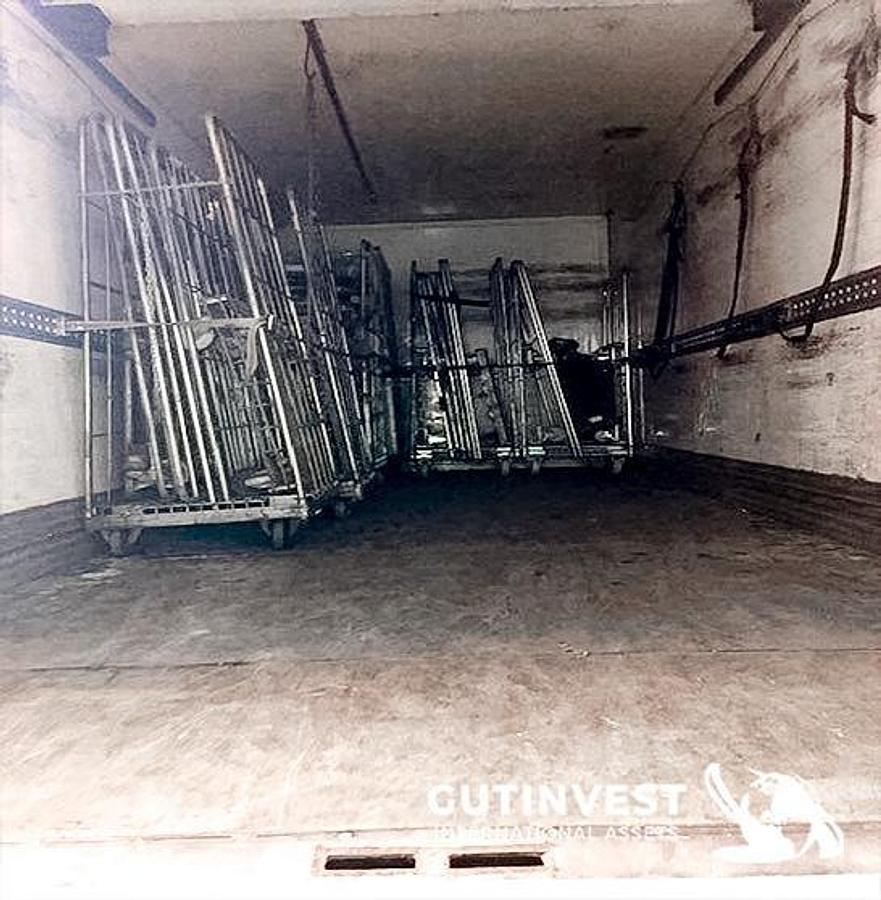 Usado Camión con caja y plataforma elevadora