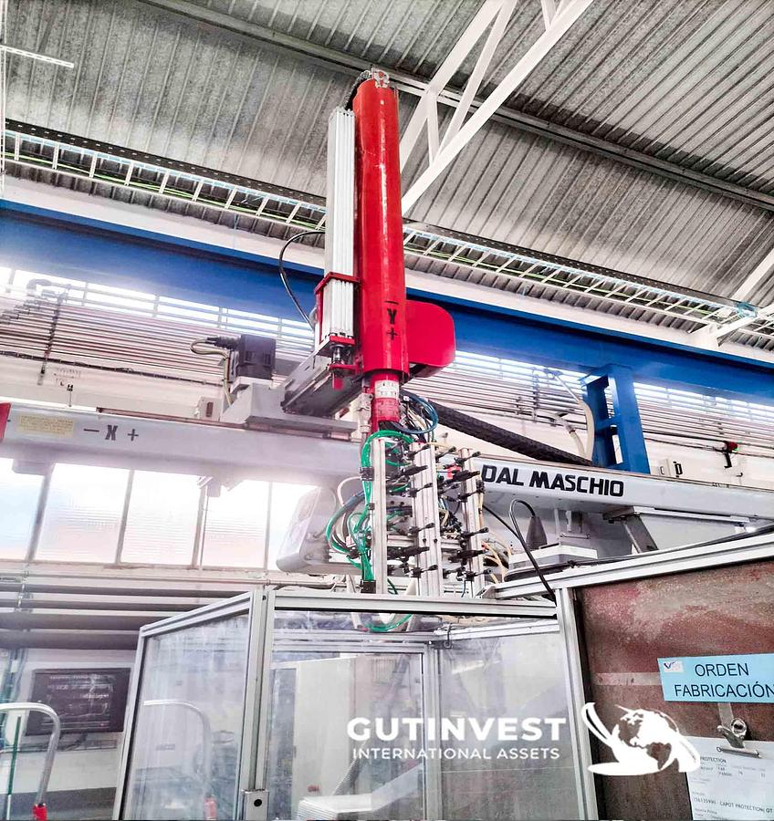 Used 6 - Plastic injection molding machine with robot - 270Tn