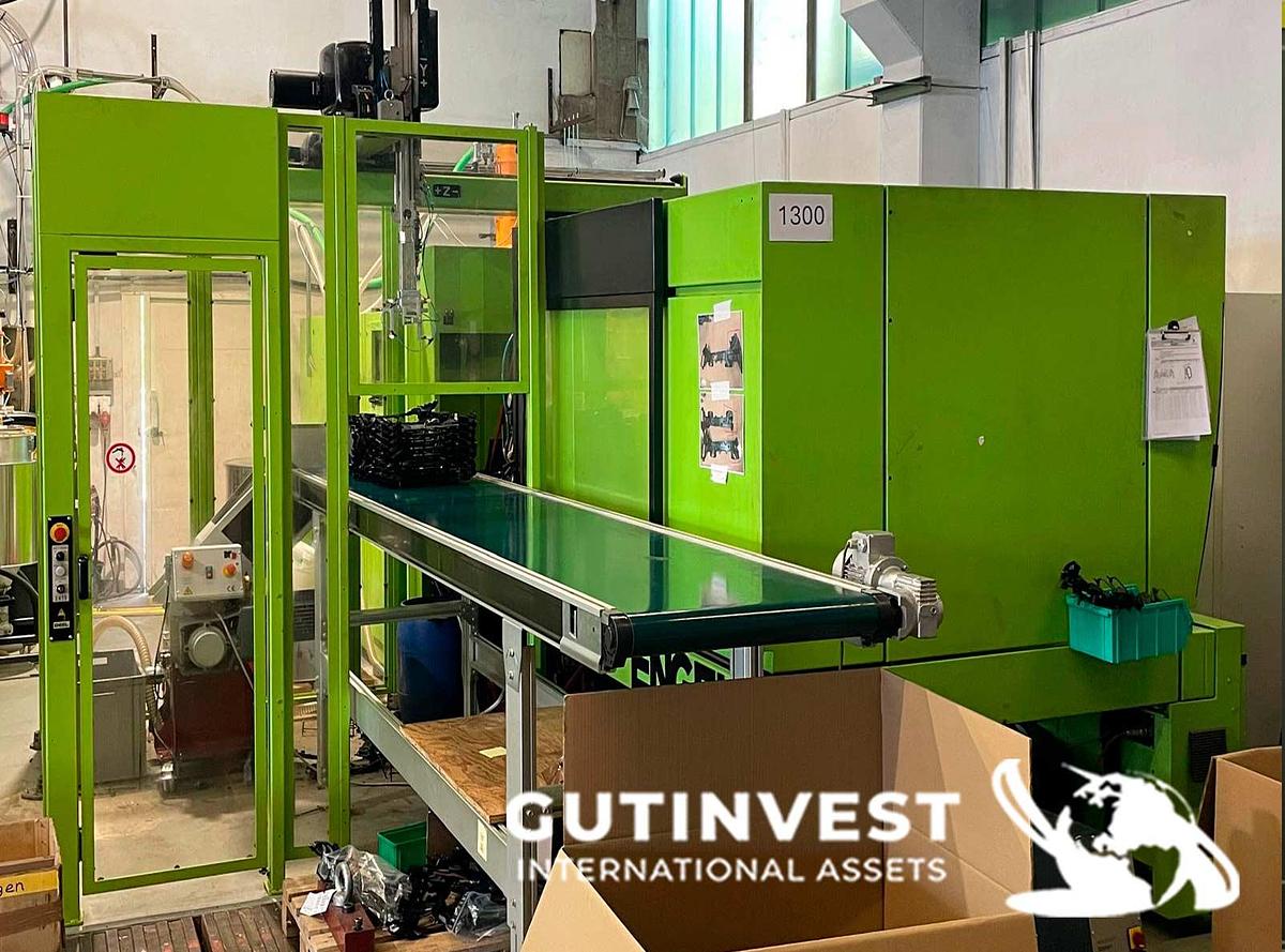 Used Plastic Injection Molding Machine with Robot - 300Tn