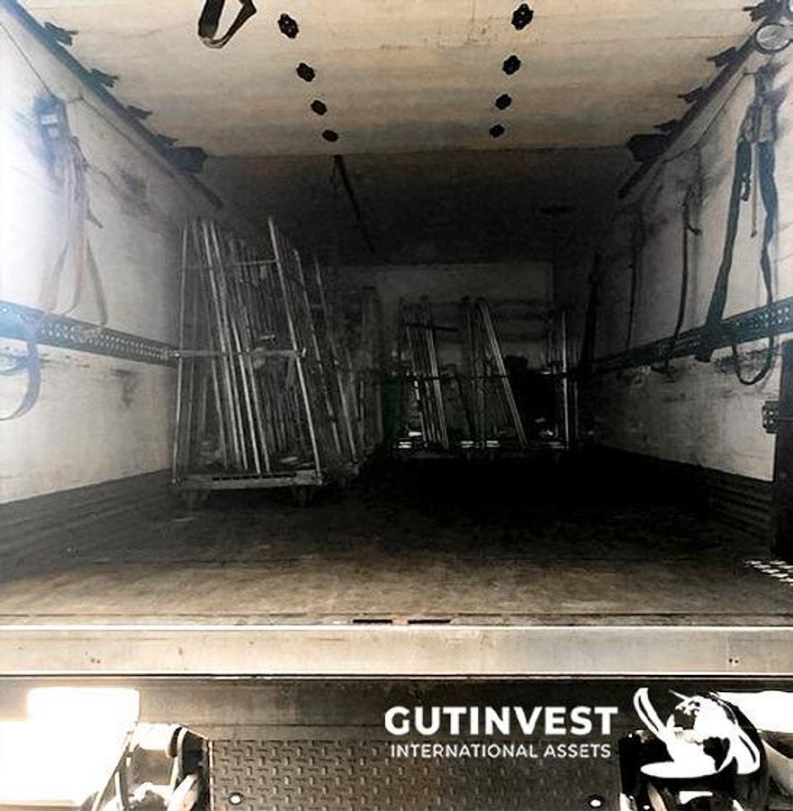Usado Camión con caja y plataforma elevadora