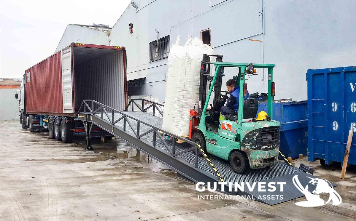 Used 5 - Mobile loading dock ramp