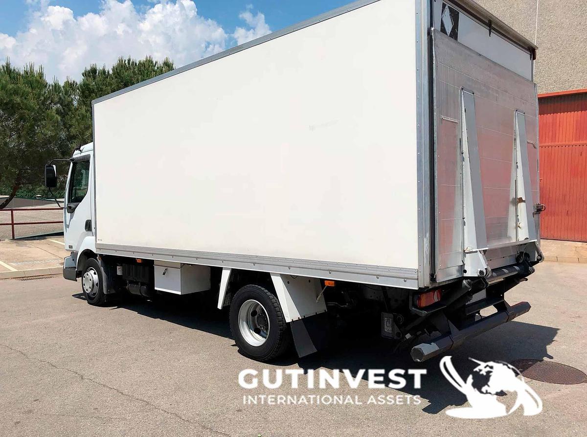 Usado 1 - Camión con caja cerrada y plataforma elevadora