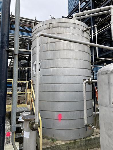 Used 4,000 GALLON FESCO VERTICAL STORAGE TANK - S/S