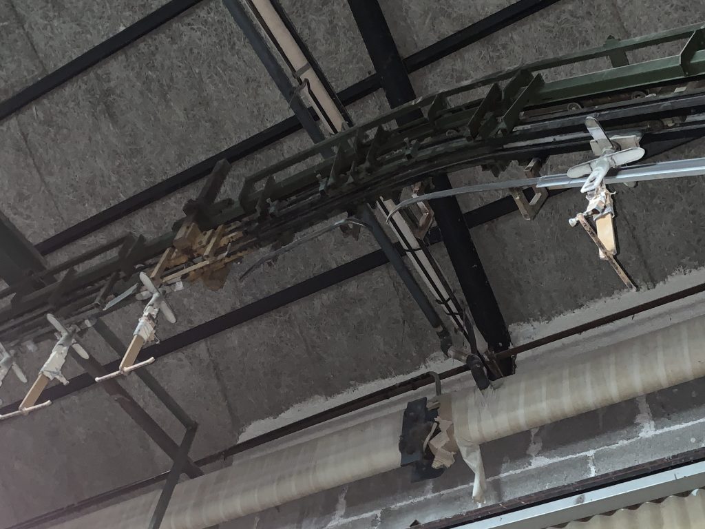 Usato Catena di verniciatura da 70 metri lineari, con sistema di frizione per un carico di molti prodotti in spazio ristretto (vedi video)