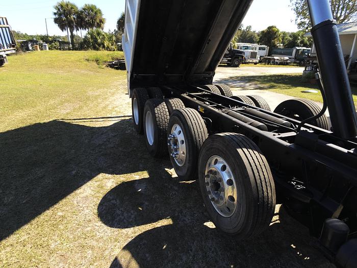 Used 2011 Kenworth T800 tri axle dump truck