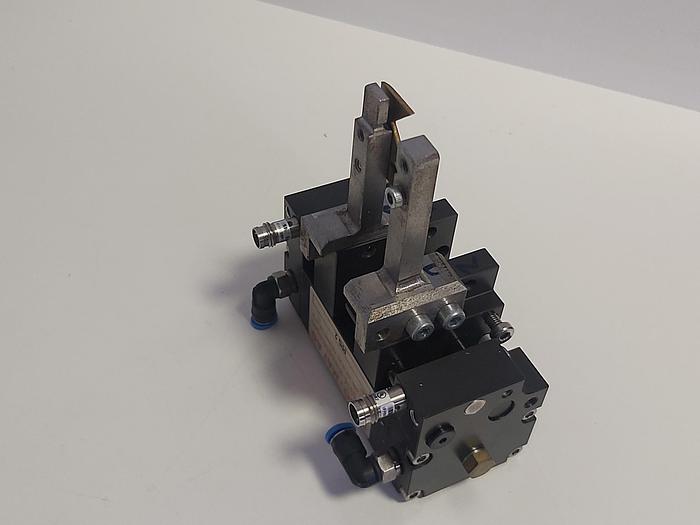 Gebraucht Flacher Pneumatik Greifer, teilweise mit Greifarme, PPG 2, Robo Mat gebraucht