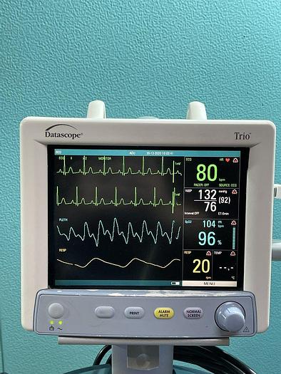 Gebraucht Datascope Trio Patientenmonitor auf Trolley mit 2x Manschette, EKG Kabel und SpO2 Fingersensor