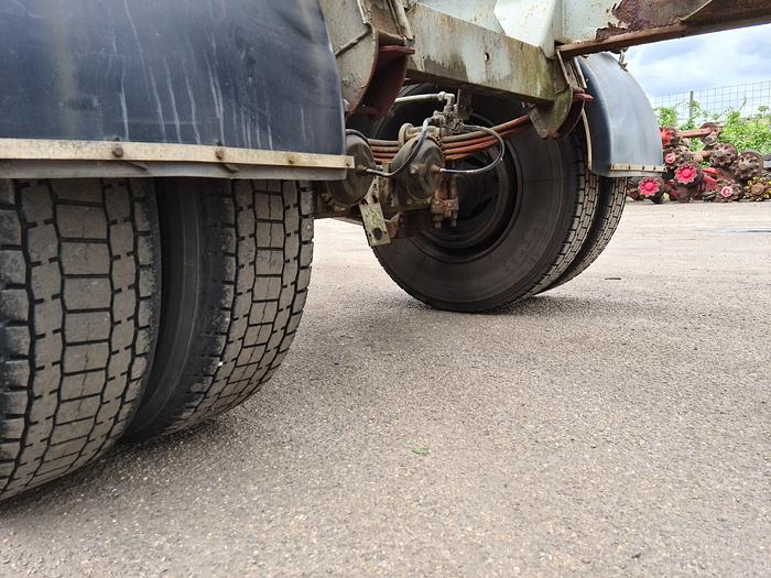Used 1980 2 axle gooseneck container chassis  steel suspension drum brakes freuhauf