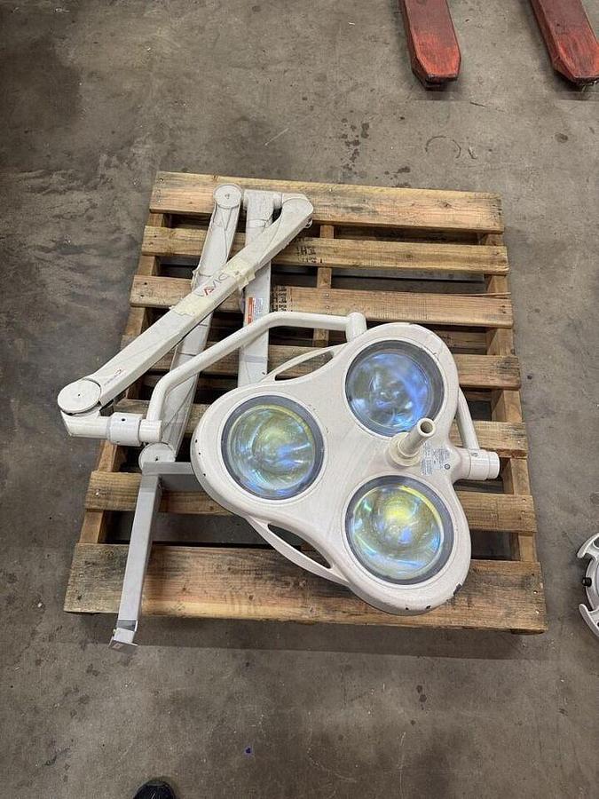 Used For Sale HEALTHCARE LIGHTING Dr. Mach Flossmannstr. 28 Mach M3/UL 3903013410 DF Surgical Light  Surgical light Light Source Parts P/N 28 Mach M3/UL 3903013410 DF