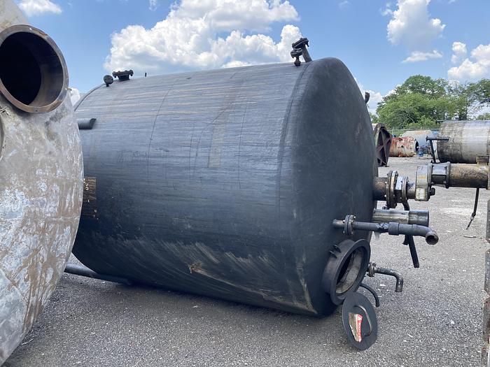 Used Used approximately 3000 gallon vertical stainless steel mix tank