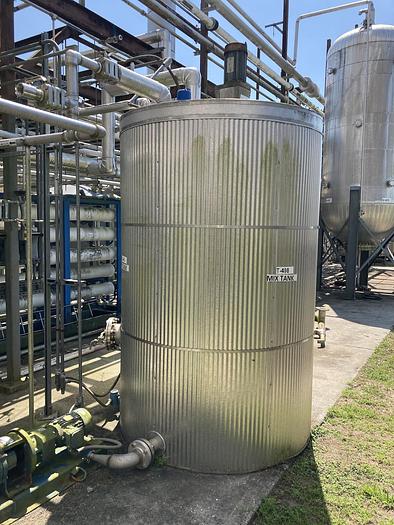 Used Used approximately 1,200 gallon stainless steel vertical tank