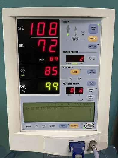 Gebraucht Datascope Accutorr Plus Patientenmonitor auf Trolley mit Blutdruckmanschette und SpO2 Fingersensor