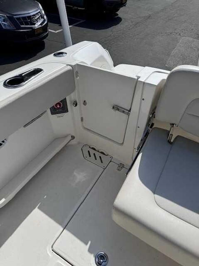 Used 2019 Boston Whaler 230 Vantage