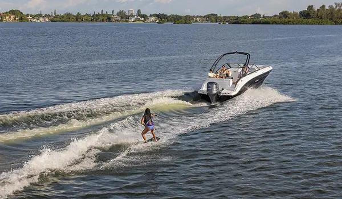 SunDeck 235 Outboard