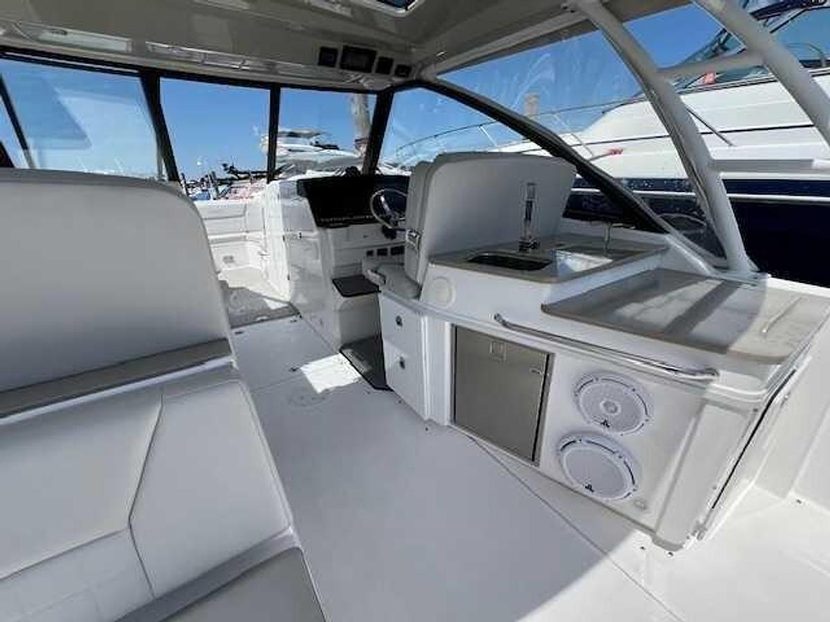 Used 2019 Everglades Boats 340DC