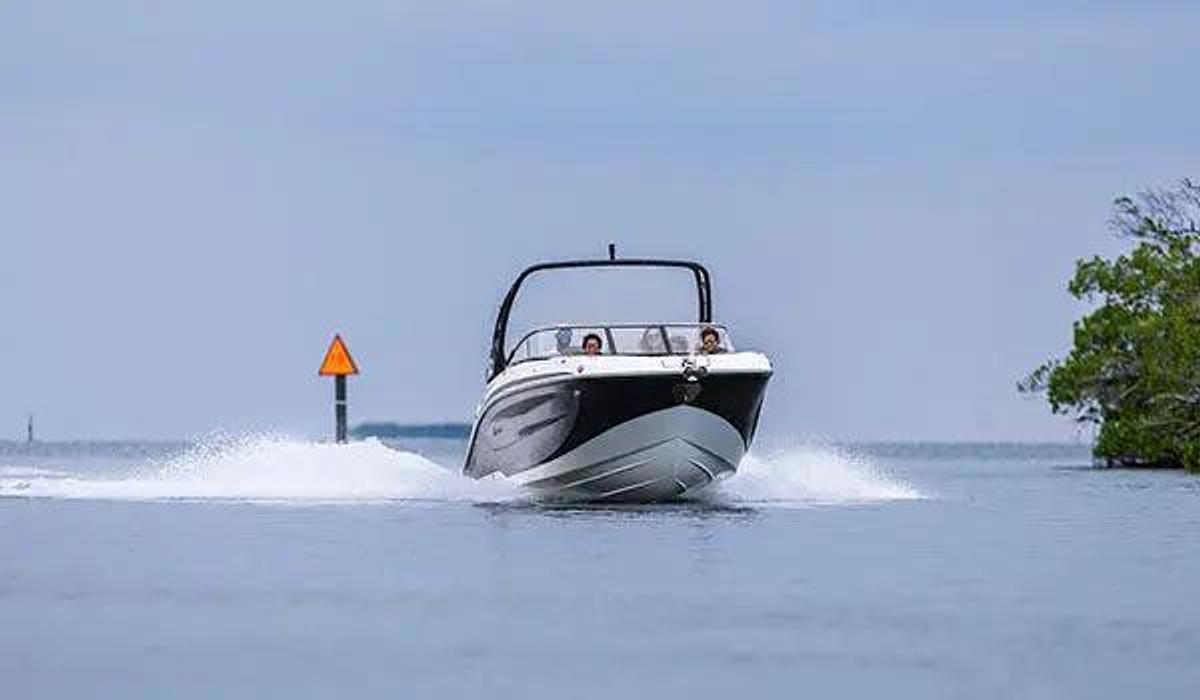 SunDeck 2600 Outboard