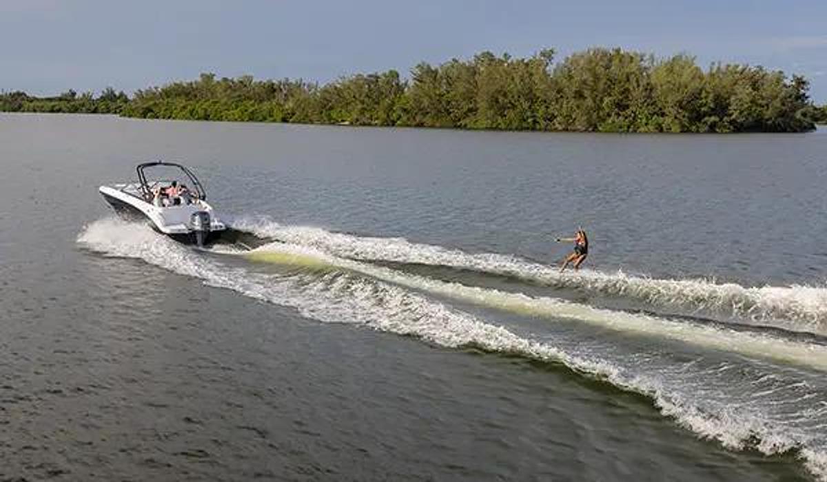 SunDeck 235 Outboard