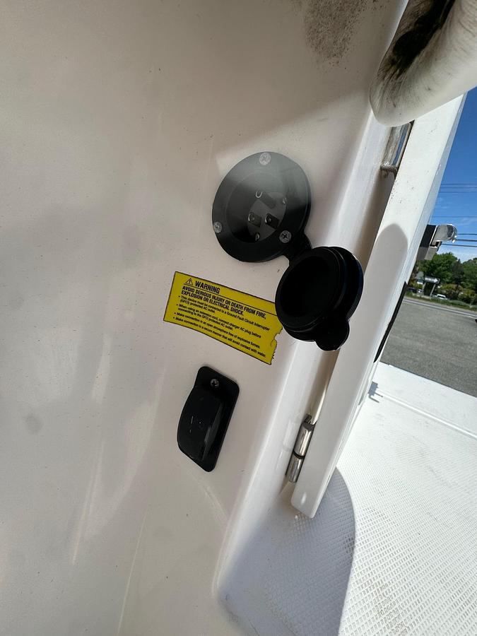 Used 2014 Everglades 255 CC