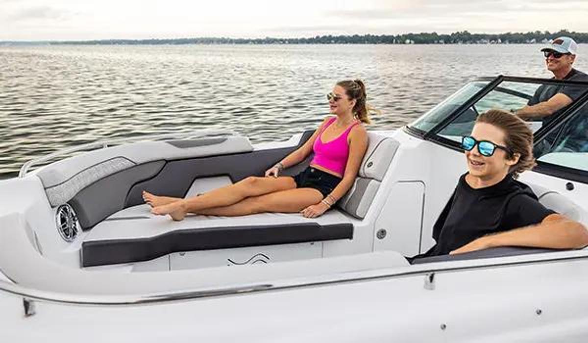 SunDeck 2400 Outboard