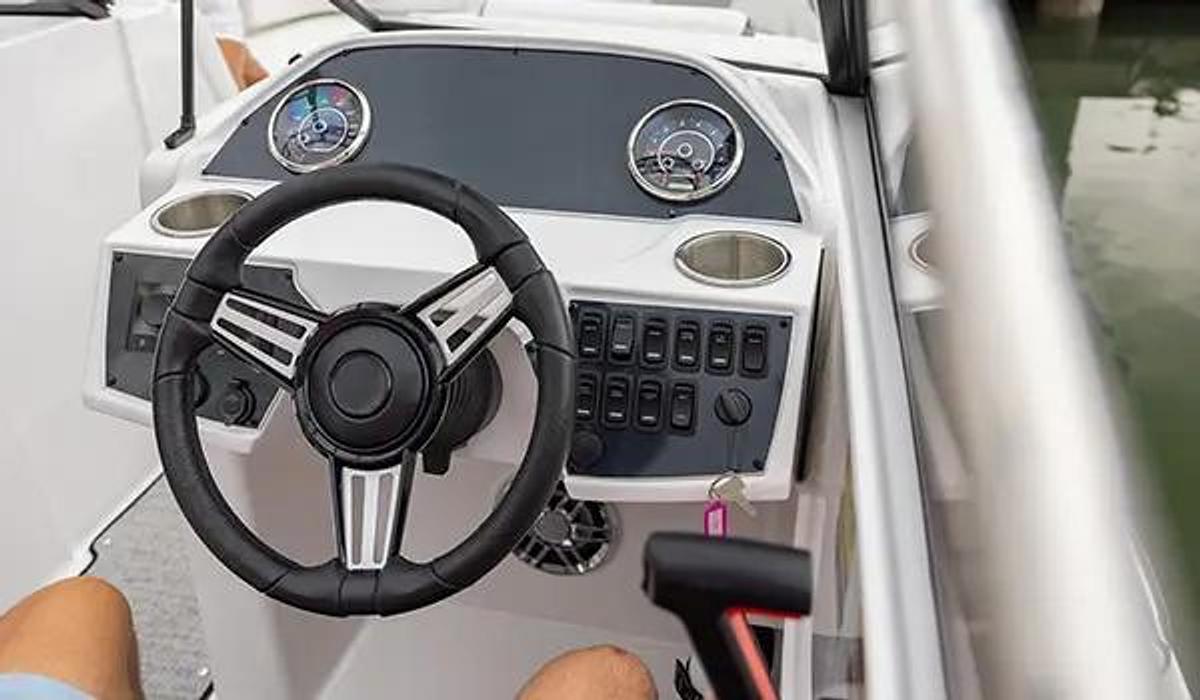 SunDeck 235 Outboard