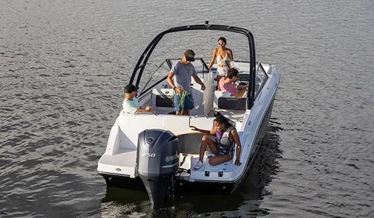 SunDeck 235 Outboard