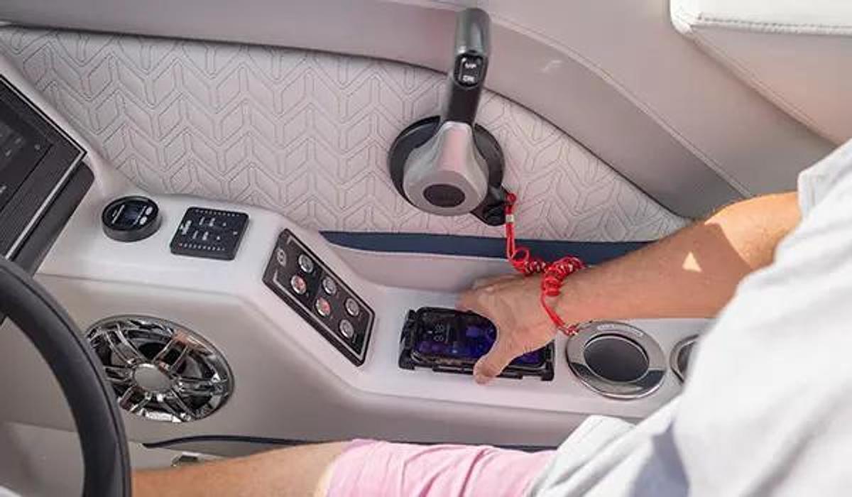 SunDeck 2600 Outboard