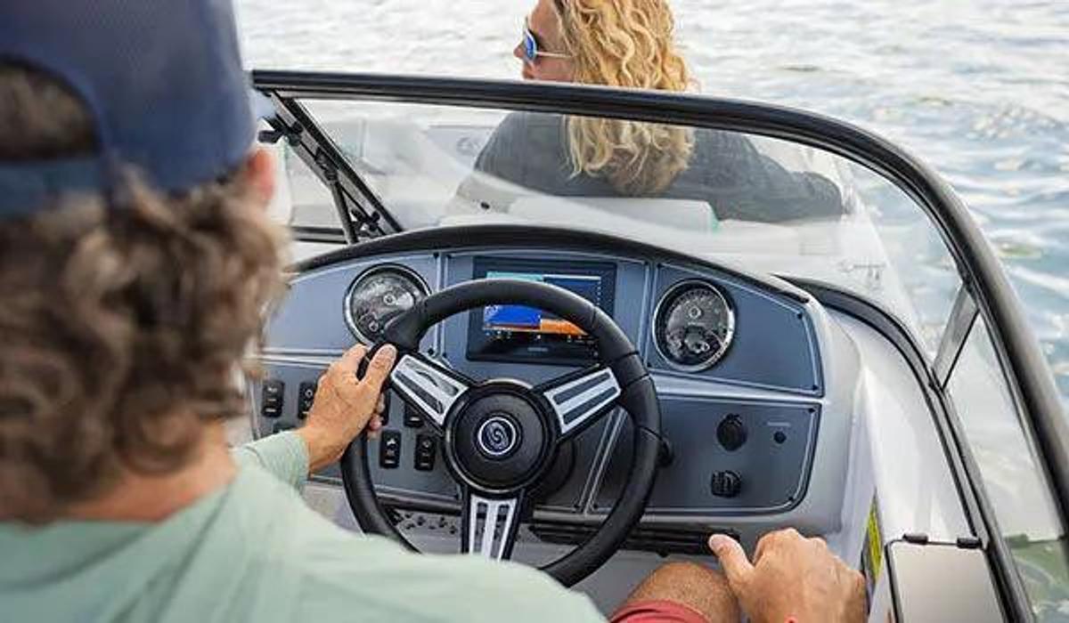 SunDeck 217 Outboard